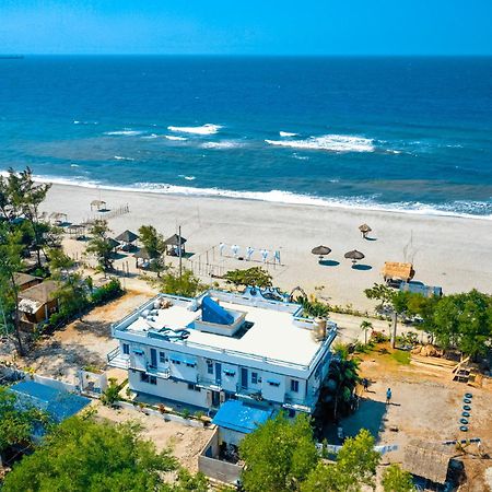 Club Monet Beachfront Resort By Cocotel Cabangan Exterior photo