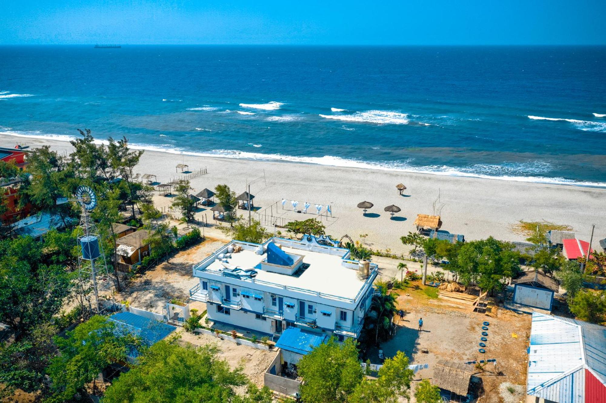 Club Monet Beachfront Resort By Cocotel Cabangan Exterior photo